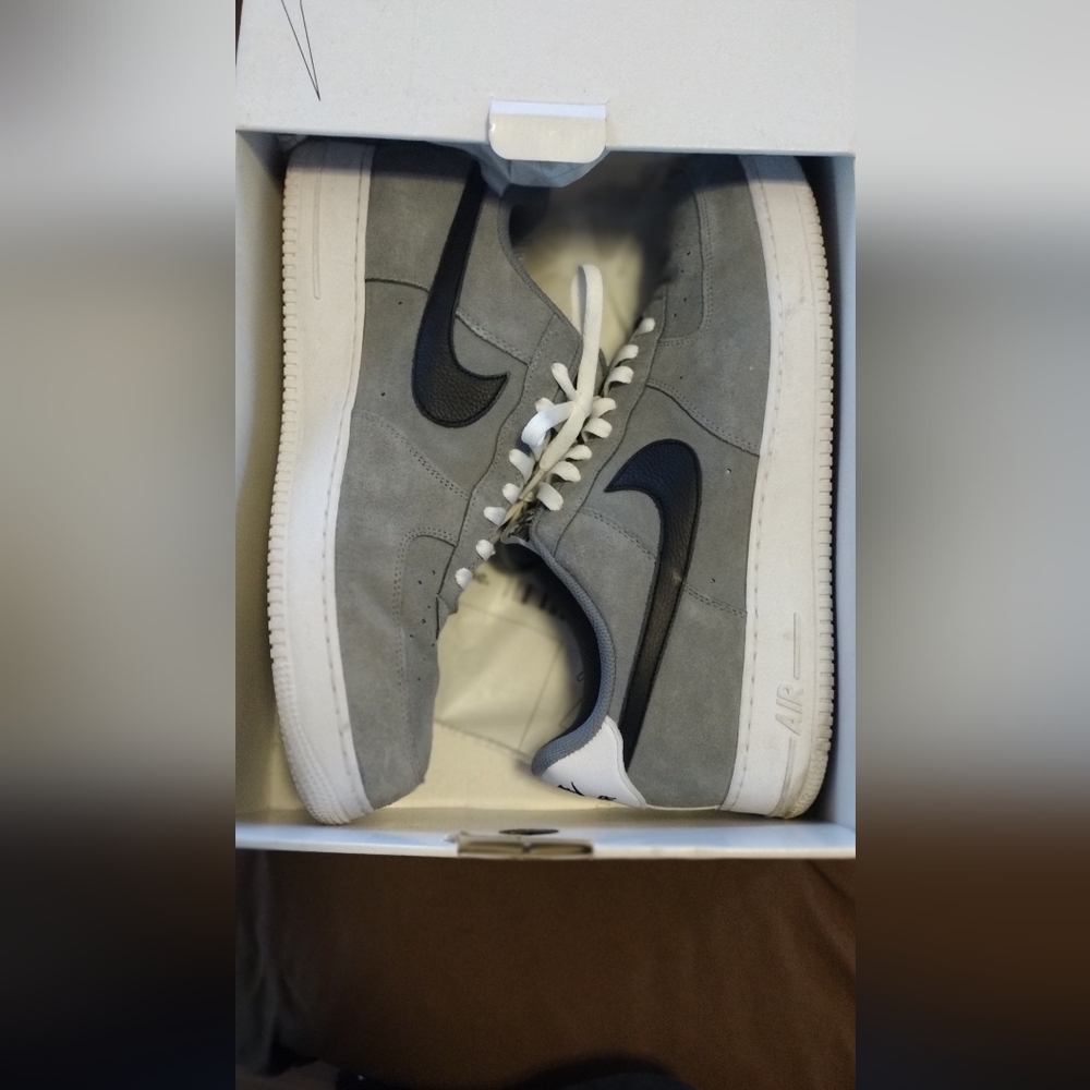 Men's Nike Gray and Black Sneakers